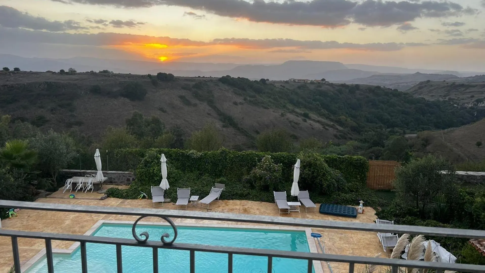 Affittacamere Hotel Domus La Roccia Pozzomaggiore Italia